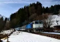 754 025 mit R 827 nach Prag am 29.12.2012 bei �elezn� Ruda-Al�bět�n.