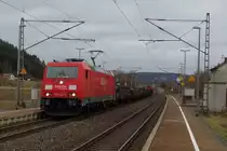 185 242 durchf�hrt am 31.12.2012 mit einem gemischten G�terzug den Bahnhof Neuses bei Kronach.