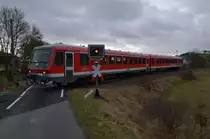 Am Sankt Silvestertag f�hrt der 628 277 als RB 23486 nach Miltenberg, hier kreuzt er gerade den �bergang Seckacher Weg, der zu Aussiedlerh�fen unweit von Buchen/Odenwald f�hrt. 31.12.2012