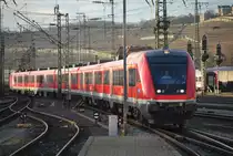 RE Frankfurt/Main - W�rzburg kommt in der Endstation an. 29. Dezember 2012. Wagen Bpyz 456.
