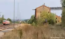 610 010 f�hrt am 5.9.12 nach kurzem Aufenthalt in Sulzbach-Rosenberg H�tte nach Schwandorf weiter. Rechts das stillgelegte Anschlussgleis zur Maxh�tte. 