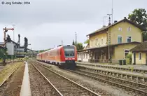 612 566 hielt am 25.8.04 als RE 3595 nach Schwandorf kurz in Sulzbach-Rosenberg H�tte. Das war eine von 3 Fahrtm�glichkeiten, die es montags bis freitags je Richtung noch gab. 