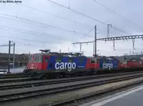 Re 420 268-5 + 420 310-5 am 17.12.2012 in Yverdon-les-Bains. W�hrend die hintere Re 420 im Rahmen einer normalen R3 den Cargo-Anstrich erhielt, verpasste man der Re 420 268 der rot-blaue Anstrich anl�sslich einer Unfallreparatur vom Februar 2005, wo die Lok am B�zberg mit einem entlaufenen Bauzug zusammen stiess.