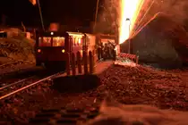 Der Abendzug ist gerade zum Halten gekommen, da wird das erste gr��ere Feuerwek gez�ndet. Der Triebwagenf�hrer ist nett und wartet  mit der Abfahrt etwas....
31.12.2012  18:18 Uhr
