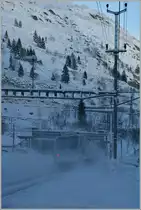 Der ETR 470 auf seiner Fahrt Richtung S�den wirbelt in G�schenen ziemlich viel Schnee auf...
12.12.12
