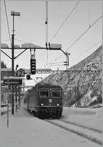 SBB Re 4/4 II 11148 erreicht mit dem IR 2165 Basel - Locarno am 12.12.12 G�schenen.
