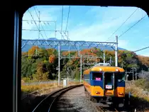 Kintetsu-Konzern, 1067mm-Spurstrecken: Gleich wie bei den 1435mm-Strecken betreibt der Kintetsu-Konzern auch auf den 1067mm-Strecken sehr bequeme, zuschlagspflichtige Intercityzüge. Hier fährt ein solcher Zug der Serie 16000 in die Station Fukugami ein auf der Bergstrecke ins Yoshino-Gebirge. 2.Dezember 2012. (Aufnahme durch die verglaste Führerstandrückwand eines wartenden Gegenzugs) 