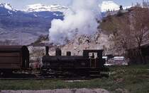 E 3/3 8523 der Alusuisse Chippis (bei Sierre) rangiert im Mai 1980 vor der beeindrucken Kulisse der schneebedeckten Walliser Berge 