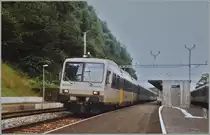 Bevor die SBB ihren NPZ die allgemein bekannte  Kolibri -Farbgebung verpasste, wurden verschieden Farbvarianten getestet: Hier ein etwas Farbloser NPZ Regionalzug auf dem Weg nach Bern beim Halt in Flamatt. 
Fotografiertes Foto von 1987 