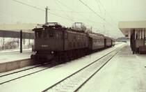 Mit einer schönen Wagengarnitur wartet 116 009-2 am 31.12.1977 im Bahnhof Grafing auf die Ausfahrt in Richtung Rosenheim
