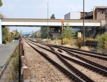  Stellwerk am Stahlwerk  hat Jemand mal zutreffend ein Bild von Sulzbach-Rosenberg H�tte betitelt. Seit 2008 ist das hinter der Br�cke versteckte W�rterstellwerk  E 43  allerdings nicht mehr besetzt. (Blick nach Osten am 5.9.12) 

