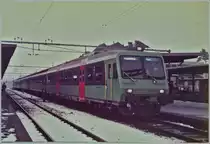 Bevor die SBB ihren NPZ die allgemein bekannte  Kolibri -Farbgebung verpasste, wurden verschieden Farbvarianten getestet: Hier eine Farbgebung, die mir sehr gut gefiel. Ein Dunkel/Hellgr�ner NPZ mit roten T�ren in Thun.
Lieder verblich im Laufe der Jahre da Bild zusehens, so dass die hier zu sehenden Farben ev. etwas vom Original abweichen.
Thun, den 21. Jan. 1985
