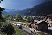 Kurz bevor sich der Himmel verdunkelt trifft 5081 001-9 im Juni 1987 im Bahnhof Kapellen (Strecke Mürzzuschlag - Neuberg) ein