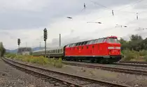 219 084-1 kam am 12.09.2012 mit zwei Personenwagen am Haken in Richtung S�den durch Eschwege West.