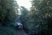 Am 16. Oktober 1974 befindet sich ein Triebzug der HHGB, Helsingør-Hornbæk-Gilleleje-Banen, zwischen den Haltepunkten Sommariva und Marienlyst.