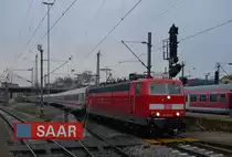 181 213-0 die am 21. Oktober 1976 auf den Namen  SAAR  getauft wurde, f�hrt mit IC 2055 in den Mannheimer Hbf auf dem Weg nach Heidelberg. (03.01.2013)