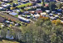 VT 744 der Rurtalbahn zwischen Campingpl�tzen im Rurtal unterwegs nach Heimbach. Aufnahmestandort: Burg Nideggen - 27.10.2012