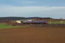 Das Vogtland ohne Schnee, eigentlich um diese Zeit undenkbar. Ein Jahr vorher lagen hier gute 80 cm Schnee. Am 29.12.2012 streben die beiden 612er mit dem IRE N�rnberg - Dresden bei Kornbach dem Bahnhof Sch�nberg/Vogtland zu, der ohne Halt durchfahren wird.