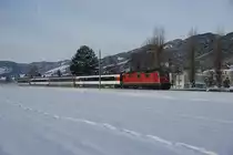 Am Morgen des 13.12.2012 n�hert sich die Re 4/4 II 11204 mit dem RE 3820 Heerbrugg.