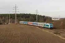 223 069 hatte am 31.12.12 den EX/ALX 354 (Prag-M�nchen) bei Ponholz am Haken.
Interessant auch der Wagen an 2. Stelle.Hierbei handelt es sich um einen Bbdgmee.Die Wagen sind erst seit kurzem im Einsatz und verf�gen �ber Klimaanlage,ist behindertengerecht ausgestattet,hat Abstellm�glichkeiten f�r Fahrr�der usw.
