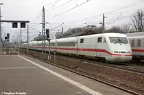 401 576-4  Bremen  als ICE 373 von Berlin Ostbahnhof nach Frankfurt(Main)Hbf, stand fast 15min an einem rotem Signal in Rathenow. Normalerweise f�hrt der ICE 373 bis nach Interlaken Ost, aber wegen einer  Technische St�rung am Zug  f�hrt der ICE 373 nur bis Frankfurt(Main)Hbf. Ab Frankfurt f�hrt ICE 2909 weiter bis nach Interlaken Ost. 05.01.2013