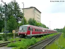 Ein Pendolino kommt am 30.5.09 als RE von Schwandorf in Sulzbach-Rosenberg an.
Bahn�bergang und Mittelbahnsteig wurden zwei Jahre sp�ter abgebaut. 
