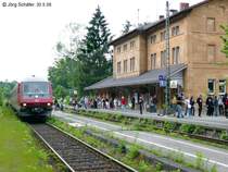 Am 30.5.09 war 610 008 als RE von N�rnberg nach Schwandorf unterwegs. Wegen der Feier  150 Jahre Ostbahn  stiegen an diesem Samstag sehr viele Reisende aus. 