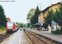 VT 612 156 h�lt als RE nach Schwandorf in Sulzbach-Rosenberg. Am 10.6.03 gab es noch einen Bahnsteig zwischen den Gleisen und einen Fahrdienstleiter im Empfangsgeb�ude, um die Reisenden zu sichern.