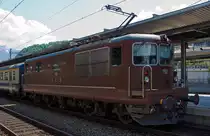 BLS Re 4/4 - 192  Spiez  (Re 425) mit einem Regionalzug im Bahnhof Spiez am 28.05.2012. 
Die Lok ist aus der letzten Bauserie und wurde 1982 bei SLM unter der Fabriknummer 5224 gebaut. 
Die Loks haben die Achsformel Bo'Bo' und haben eine L�nge �ber Puffer von 15.470 mm, ein Eigengewicht von 80 t, die Leistung von 4980 kW (6770 PS) bringt sie auf eine H�chsgeschwindigkeit von 140 km/h.