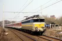 Am 4.4.1996 war die belgische SNCB 1802 noch im hochwertigen Eurocity 
Einsatz t�tig. Hier durchf�hrt sie um 12.57 Uhr mit einer DB Wagen Garnitur
Rosonx in Richtung Aachen.