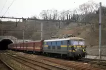Einfahrt f�r den Regio Zug nach L�ttich bespannt mit der
Altbau E-Lok 2339 hier in Huy am 5.4.1996.