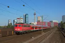 Langsam verabschiedet sich die Baureihe 110 aus dem Plandienst. Zwar ist sie oft noch im Verstärkerverkehr tätig, doch zum Teil wird es immer mehr zum Glücksspiel. 110 427 ist am 11.10.2012 mit dem ersten RE 4-Verstärker auf dem Weg nach Aachen und überquert in Kürze den Rhein