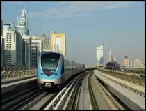 Tw 5014 der Metro Dubai nahe der Station Nakheel. Die Metro ist fahrerlos unterwegs und erm�glicht so einen (vor allem bei Touristen beliebten) ungest�rten Blick durch die Frontscheibe. (08.12.2012)