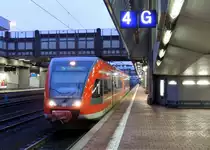 Den Endbahnhof Kassel-Wilhelmsh�he zu abendlicher Stunde erreicht, die letzten Fahrg�ste sind ausgestiegen und schon f�hrt der Stadler der Kurhessenbahn leer wieder raus (5.1.2013).