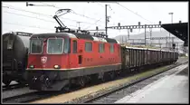 Re 4/4 II 11247 mit Zuckerr�ben in Yverdon-les-Bains. (19.12.2012)