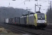 ES 64 U2-095 mit ES 64 F4-098 in K�ln-West 5.1.2013