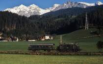 1080 001 ist an einem Septembermorgen 1989  mit einem Güterzugbegleitwagen östlich von Schladming unterwegs. In den Unterwegsbahnhöfen wird sie Milchwagen aufnehmen und zur Molkerei nach Stainach-Irdning bringen.