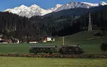 1080 001 ist an einem Septembermorgen 1989  mit einem Güterzugbegleitwagen östlich von Schladming unterwegs. In den Unterwegsbahnhöfen wird sie Milchwagen aufnehmen und zur Molkerei nach Stainach-Irdning bringen.