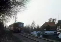 Ein Triebzug der HHGB, Helsingør-Hornbæk-Gilleleje-Banen, nähert sich am 23. April 1974 dem Haltepunkt Højstrup (Helsingør).