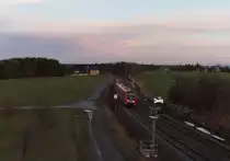 W�hrend des Sonnenunterganges.

Eigentlich wollten wir 15 Minuten vorher, als wir beim B� in Kornbach waren, nach  Hause  nach Gefell fahren. Aber da tauchte pl�tzlich unser Eisenbahnfreund Steffen aus dem Vogtland Eisenbahnforum auf und wir entschlossen uns noch zur Br�cke bei KM 135 in Kornbach zu fahren.

Zwei 612er sind wieder auf der Relation Dresden - N�rnberg unterwegs. Gut im Fahrplan liegend werden die Triebwagen in ca. 20 Minuten Hof erreichen.

29.12.2012