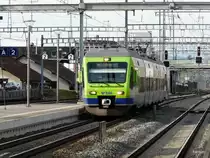 bls - Regio nach Thun mit dem Triebwagen RABe 525 026-1 bei der einfahrt im Bahnhof G�mligen am 31.12.2012