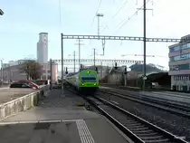 bls - RE von Luzern nach Bern bei der durchfahrt im Bahnhof G�mligen mit dem Steuerwagen Bt 50 85 80-35 993-5 an der Front am 31.12.2012