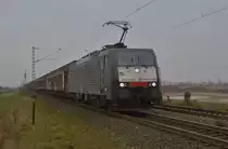 Die MRCE 189 990 mit einem Schiebewandwagenzug bei Allerheiligen am 6.1.2013