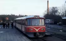 Am 25. Dezember 1974 hält ein Zug der HHGB, Helsingør-Hornbæk-Gilleleje-Banen, am Bahnhof Hornbæk. - Der Zug, der aus einem Triebwagen (Ym) und einem Steuerwagen (Ys) besteht, wird kurz nach der Aufnahme des Fotos seine fahrt nach Gilleleje fortsetzen. - Auf der Bahnstrecke Helsingør - Hornbæk - Gilleleje fahren heute LINT 41-Triebzüge der Bahngesellschaft Lokalbanen, die auch andere Bahnen in Nordseeland besitzt.