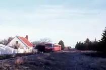 Ein Triebzug der SB, Skagensbanen, befindet sich am 25. Februar 1975 in Hulsig, einem Städtchen, das auf der Bahnstrecke zwischen Frederikshavn und Skagen liegt.