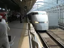 Shinkansen nach Tokyo l�uft in Osaka ein - 26/06/2007