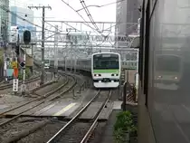 Yamanote ist die Ring-S-Bahn-Linie rund um Tokyo's Zentrum. Die 11-Wagen-Z�ge verkehren je Richtung alle 3 min - 27/06/2007