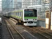 Yamanote ist die Ring-S-Bahn-Linie rund um Tokyo's Zentrum. Die 11-Wagen-Z�ge verkehren je Richtung alle 3 min - 27/06/2007