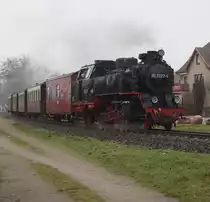 99 2323-6 mit MBB 14619 von Ostseebad K�hlungsborn West nach Bad Doberan bei der Einfahrt in K�hlungsborn Ost.07.01.2013