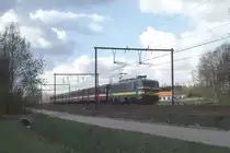 SNCB 2738 legt sich mit einer Garnitur roter Albau Personen Wagen 
am 28.03.1997 um 16.20 Uhr bei Diest in Richtung Hasseltin die Kurve.